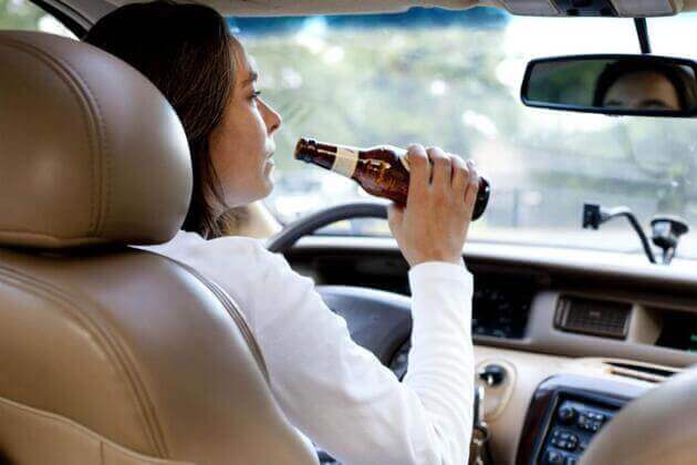 Женщина за рулём с алкоголем