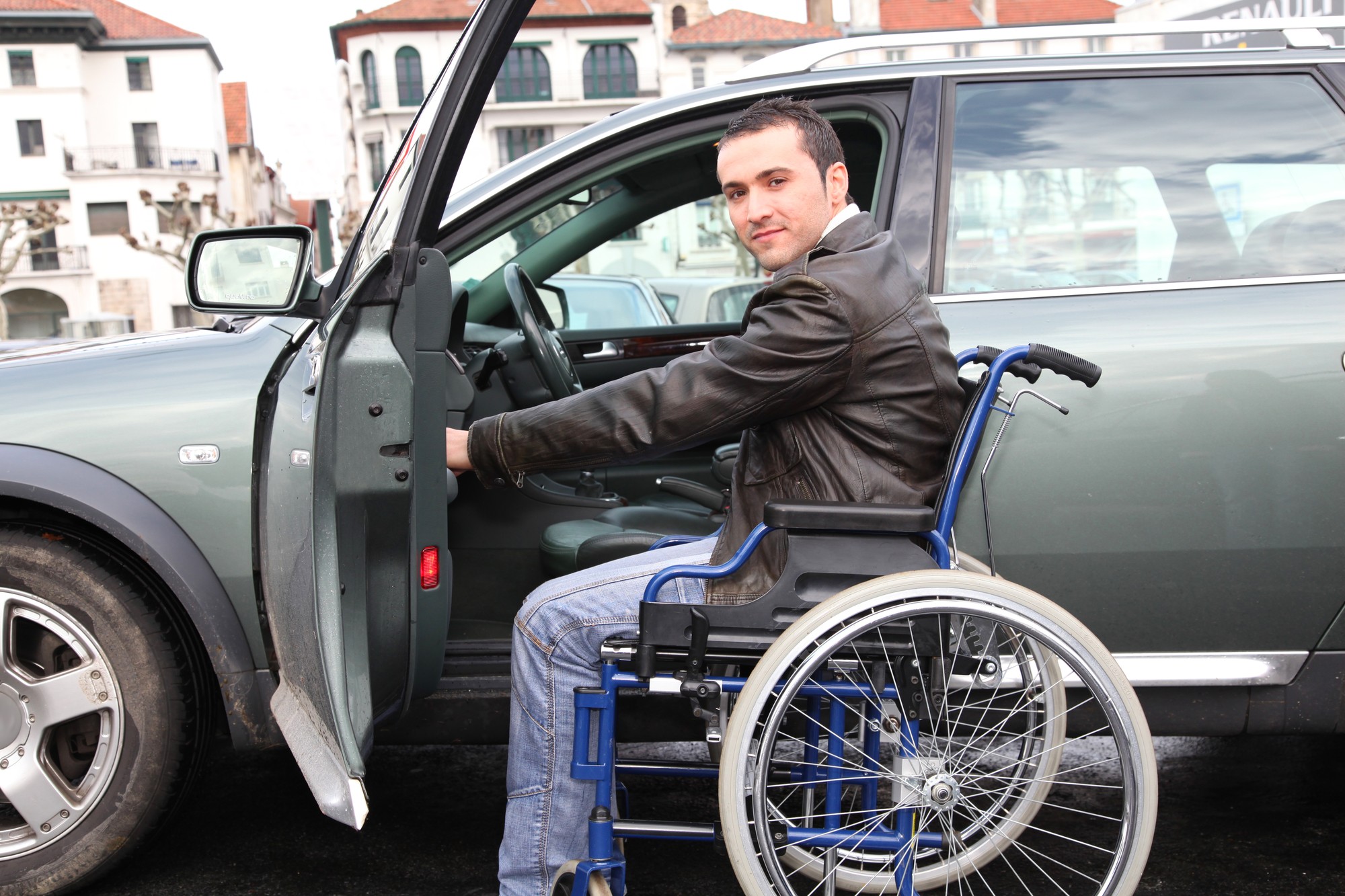 Автомобиль для инвалидов. Автомобиль для колясочников. Автомобиль для инвалидов колясочников. Машина для людей с ограниченными возможностями. Мужчине дали инвалидность