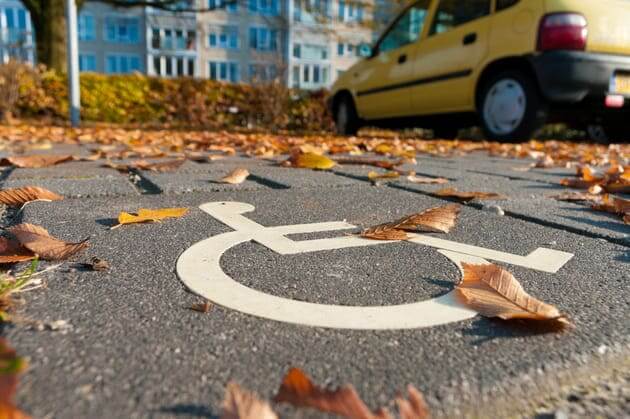 Знак парковка для инвалидов на асфальте